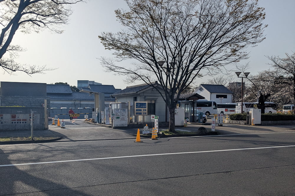 名城公園正門前駐車場