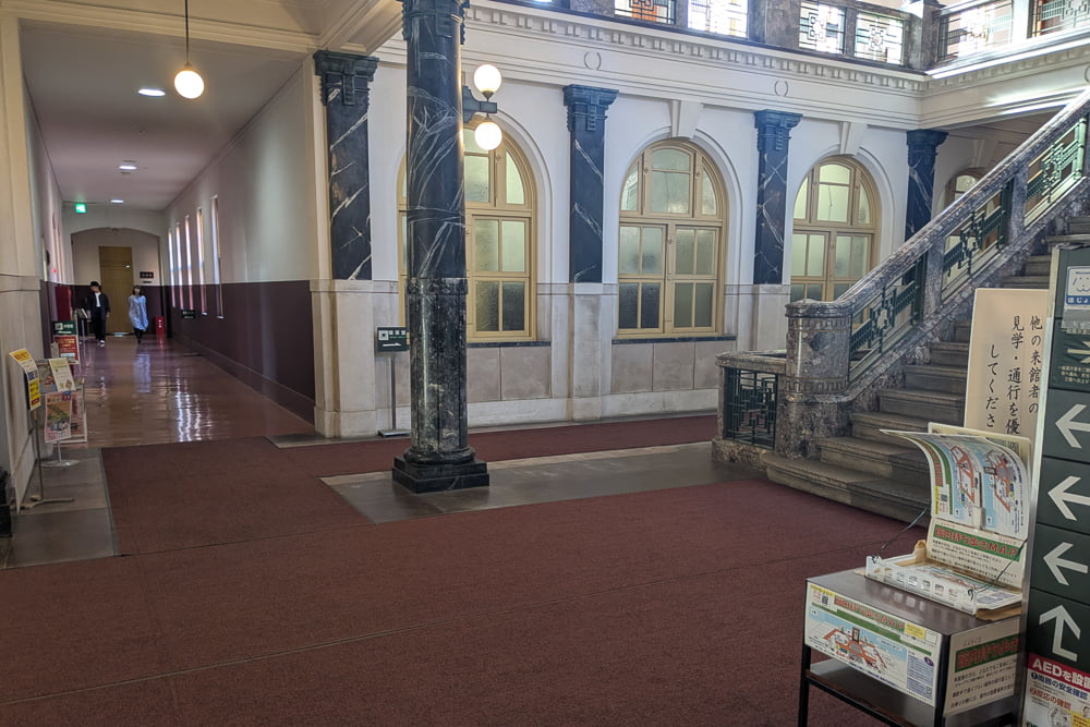 名古屋市市政資料館中央階段
