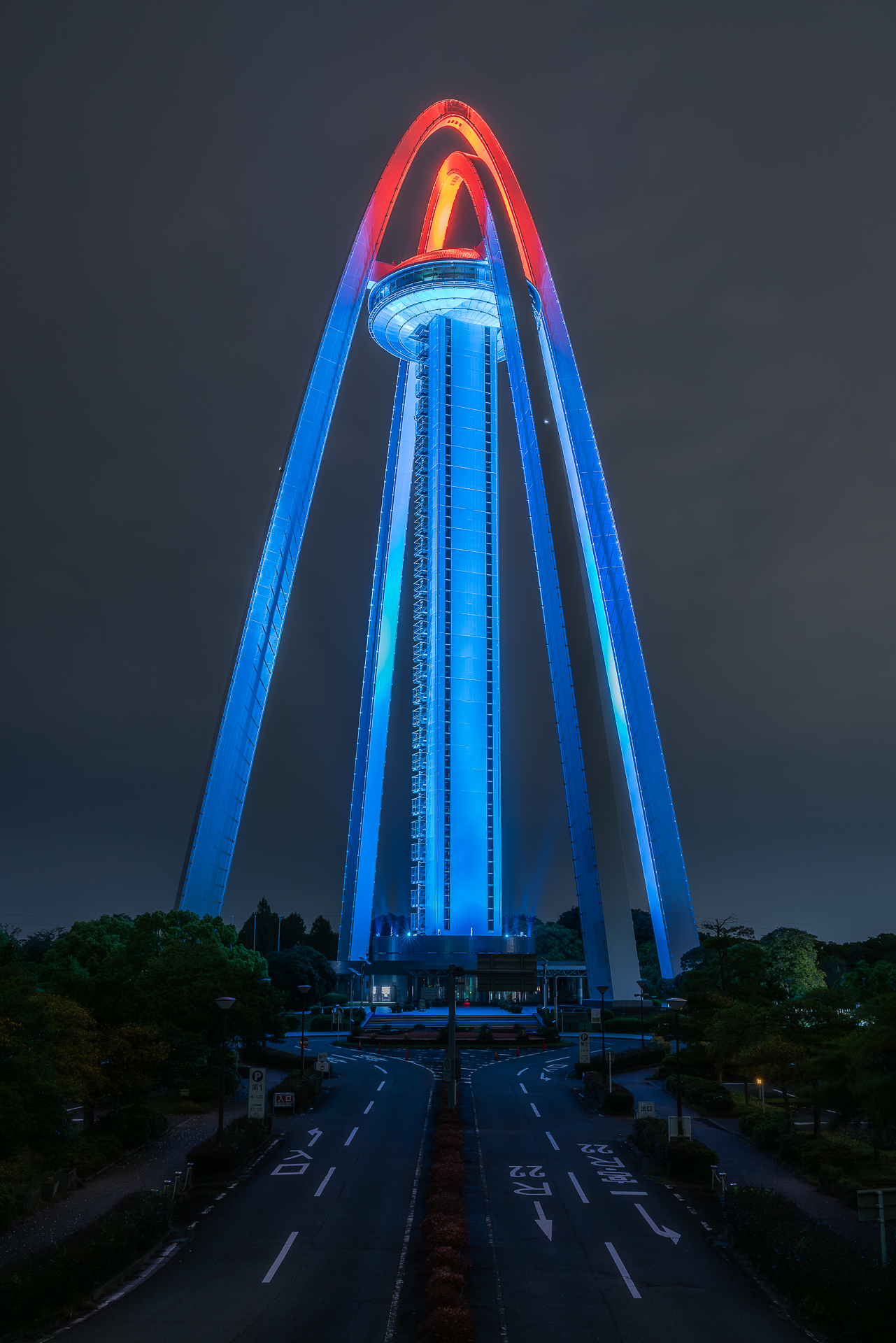 ツインアーチ138（ライトアップ）