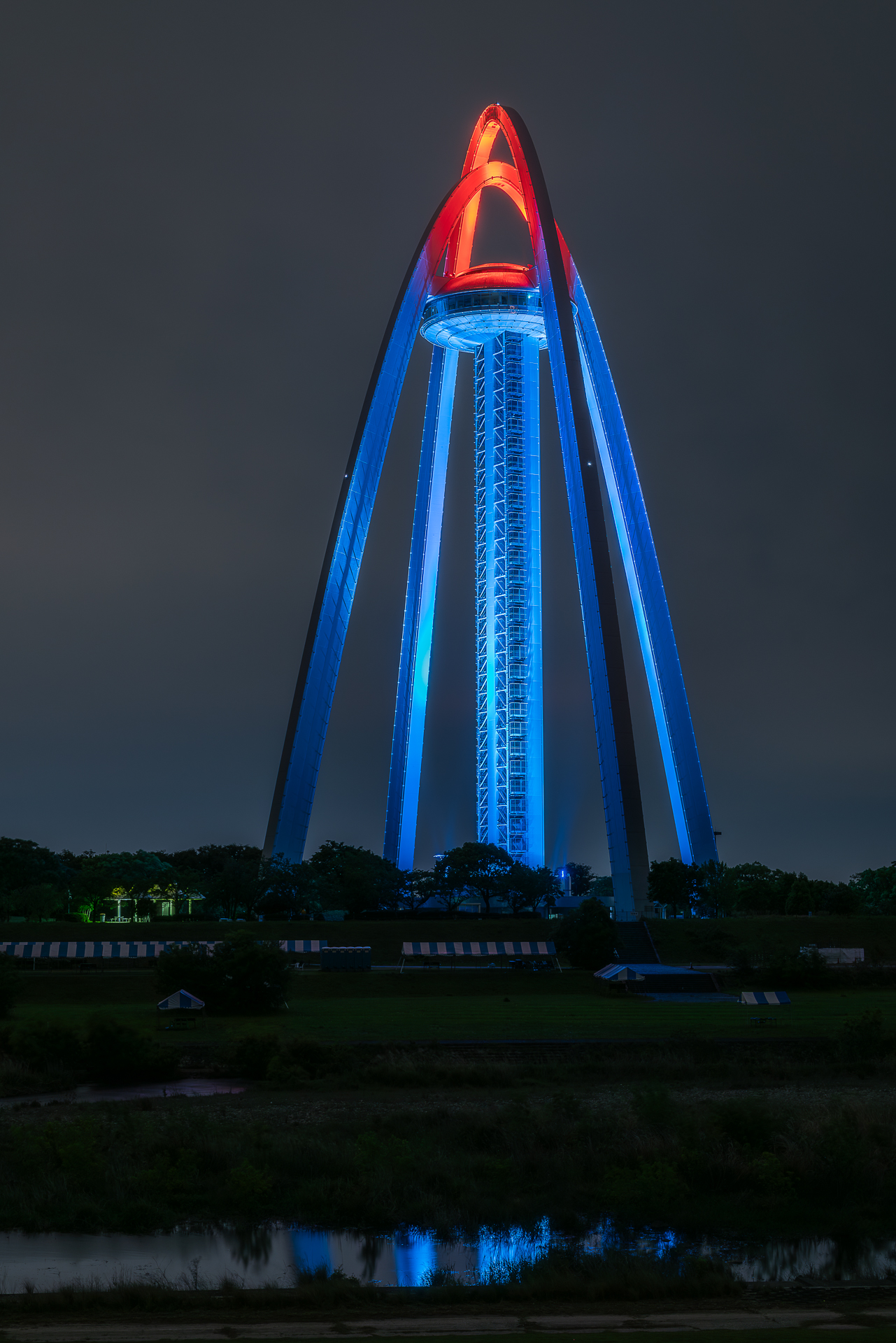 ツインアーチ138（ライトアップ）